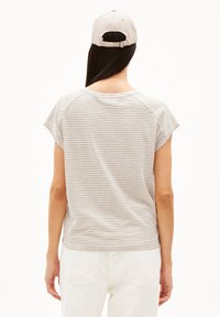 ARMEDANGELS OFELIAA LOVELY STRIPES - Camiseta estampada - sand stone oatmilk