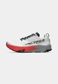 Hvit joggesko med rød yttersåle og grå detaljer. Teksturert overdel med svarte lisser, med "ALTRA MONT BLANC SPEED" logo på siden.