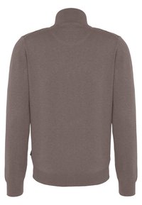 Brun, langermet genser med høy hals. Har ribbede mansjetter og nederkant. Glatt tekstur, enkelt design og minimale sømdetaljer.