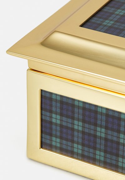 Scatola dorata con un design quadrato, caratterizzata da un motivo plaid blu e verde sui lati. Superficie liscia con bordi netti.
