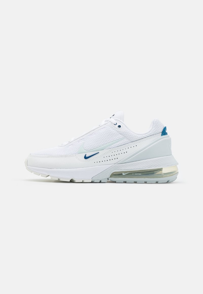 Des baskets Nike avec une tige en mesh blanc et des accents bleu clair, un design arrondi et une unité de coussin d'air visible dans la semelle.