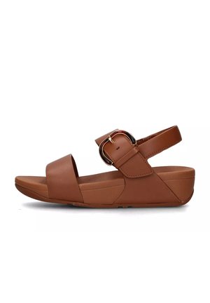 Sandale marron en matériau synthétique, dotée d'une large bande et d'une sangle ajustable avec une boucle dorée, semelle à petit talon et texture lisse.