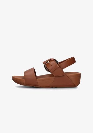 Bruine sandaal van synthetisch materiaal, met een brede band en verstelbaar hengsel met een gouden gesp, lage wigzool en een gladde textuur.