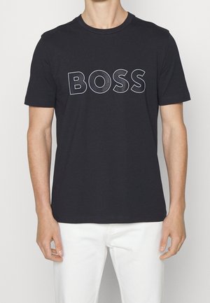T-shirt en coton noir avec un logo "BOSS" contrastant en blanc aux épaisseurs de ligne variées. Manches courtes et col rond classique.