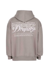 Veľká šedá mikina s kapucňou s bielym grafickým textom "DRPSZ Dropsize" a motivačným citátom potlačeným na zadnej strane pod "Authentic Couture."