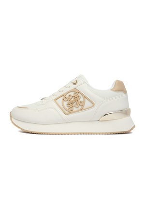 Białe i beżowe niskie sneakersy z przodu na sznurowadła, z panelami z siateczki, ozdobnym logo z boku oraz grubą podeszwą z metalicznym detalem na pięcie.