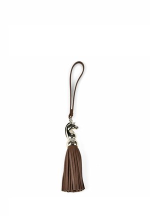 Porte-clés à pompon en cuir marron avec breloque tête de cheval en argent et sangle à boucle sur fond blanc.