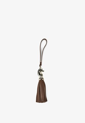 Portachiavi con nappe in pelle marrone con ciondolo testa di cavallo in argento e cinturino ad anello su sfondo bianco.