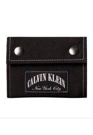 Črna tkaninska denarnica z dvema srebrnima gumboma na pritrditev in všito etiketo na sprednji strani z napisom "Calvin Klein New York City".