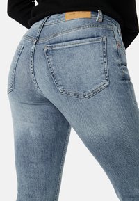 LOW WAIST BOOTCUT JEANS - Slim fit jeans - blue