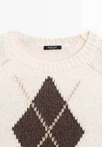 Crèmekleurige gebreide trui met bruin en beige ruitpatroon en geribde ronde hals, gelabeld Massimo Dutti, gemaakt in Spanje.