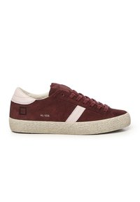 Sneakers in suede bordeaux con suola in gomma testurizzata, dotate di strisce laterali bianche, lacci rotondi e un piccolo logo nero vicino al tallone.