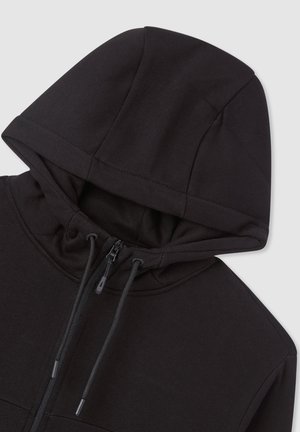 Czarna bluza z kapturem na zamek błyskawiczny, z sznurkiem, widocznymi szwami i usztywnionym kapturem na jednolitym jasnym tle.