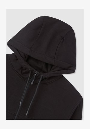 Felpa nera con zip e coulisse, cuciture visibili e cappuccio strutturato su uno sfondo chiaro uniforme.