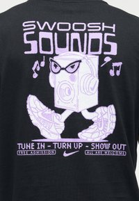 Haut-parleur anthropomorphique avec casque audio, lunettes de soleil et baskets en train de marcher, entouré de notes de musique et d'un texte annonçant un événement à entrée gratuite.