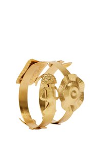 Złocisty, wielopaskowy bransoletka z dekoracyjnymi elementami: kwiat, sylwetka osoby oraz teksturowany wzór kwadratu. Gładkie i wypolerowane wykończenie.