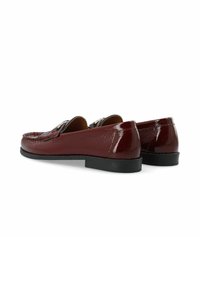 Burgundi värvi nahast loafersid läikiva viimistlusega, millel on punutud disain ja dekoratiivsed detailid, sile tekstuur ja madalad mustad kontsad.
