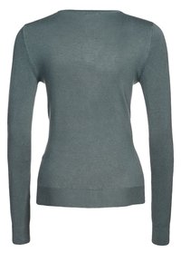 Svetr s dlouhým rukávem v tlumené modro-zelené barvě, vyrobený z měkké pleteniny. Má kulatý výstřih, žebrované manžety a lem s hladkým povrchem.