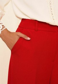 Love & Roses Stoffhose - berry red