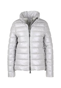 Silberne gepolsterte Jacke mit hohem Kragen, gestepptem Design, durchgehendem Reißverschluss und seitlichen Taschen. Glatte, glänzende Textur und leichtes Material.