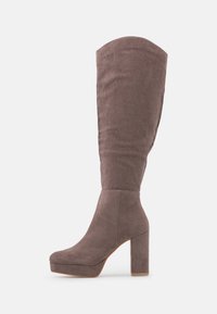 Botas de tacón hasta la rodilla en ante gris claro, con un tacón grueso, punta redonda y textura suave, con un diseño de upper sin costuras.