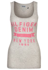 Grå ärmlös tröja i mjukt tyg, med fet rosa text som säger "HILFIGER DENIM NEW YORK 1985" på framsidan. Standard design utan ärmar.