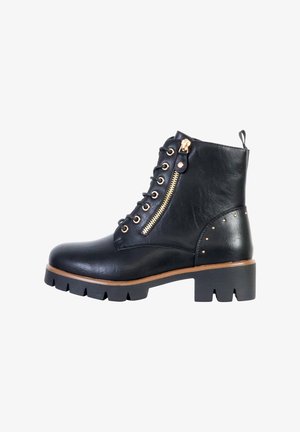 Zwarte veterboot tot de enkel met een zijrits, textuur nepleer, chunky hak, goudkleurige accenten en studs op de enkel.