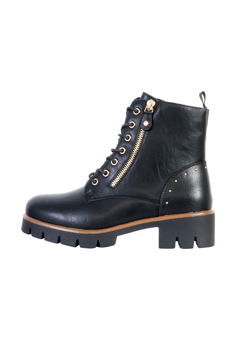 Bottines noires à lacets avec fermeture éclair latérale, en simili cuir texturé, talon épais, ferrures dorées et clous décoratifs au niveau de la cheville.