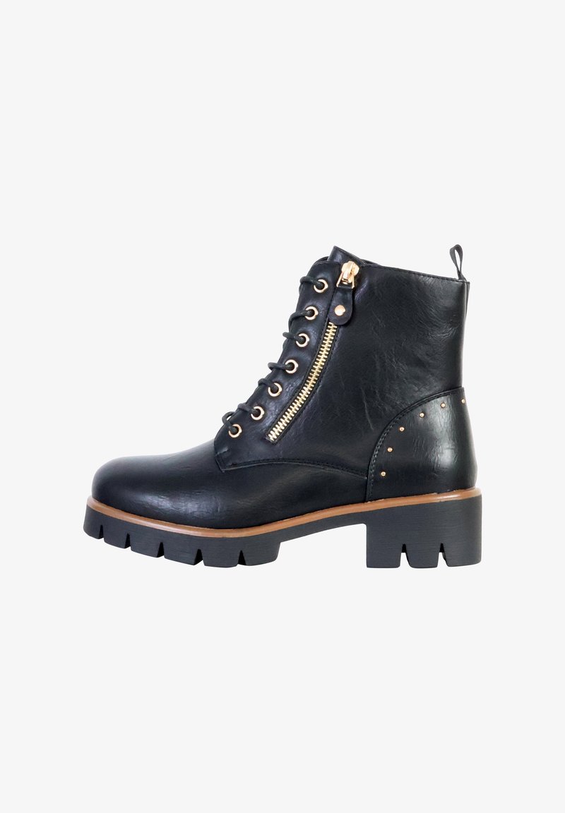 Bottines noires à lacets avec fermeture éclair latérale, en simili cuir texturé, talon épais, ferrures dorées et clous décoratifs au niveau de la cheville.