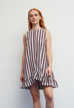 Vestido sin mangas con rayas verticales en color granate y blanco, dobladillo acampanado con detalle de volantes y un ajuste relajado hecho de tela texturizada.