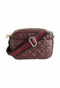 Gequilted bordeaux schoudertas, met een rechthoekige vorm, gouden rits, verstelbare bordeaux strap met zwarte accenten en een gestructureerde afwerking.