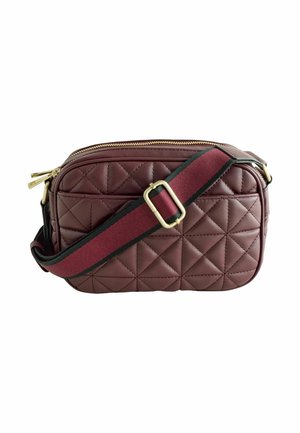 Bolso de hombro burdeos acolchado, con forma rectangular, cremallera dorada, correa ajustable marrón con acentos negros y un acabado texturizado.
