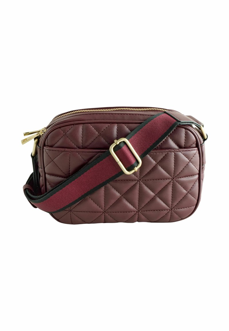 Gequilted bordeaux schoudertas, met een rechthoekige vorm, gouden rits, verstelbare bordeaux strap met zwarte accenten en een gestructureerde afwerking.