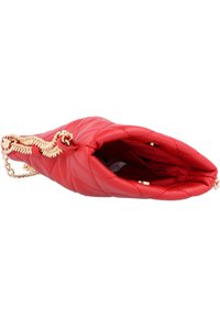 Borsa in pelle rossa trapuntata con tracolla a catena dorata, che mostra la fodera interna e il dettaglio della cerniera. Texture liscia con design imbottito.