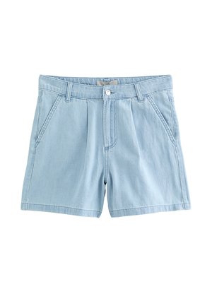 Short en denim bleu clair taille haute avec passants de ceinture, poches latérales, plis devant, fermeture par bouton et ourlet court.