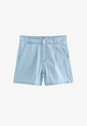 Short en denim bleu clair taille haute avec passants de ceinture, poches latérales, plis devant, fermeture par bouton et ourlet court.