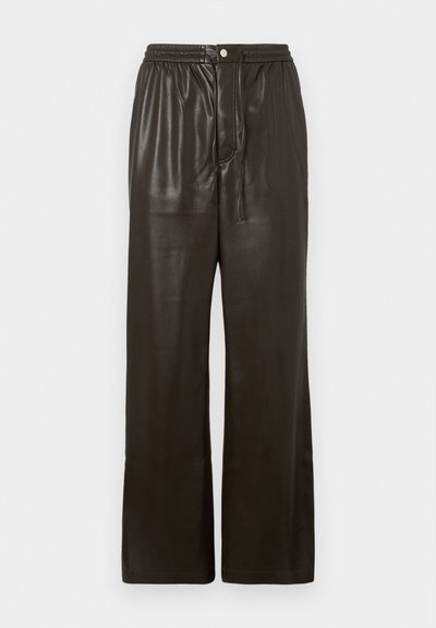 Temno rjave hlače iz umetnega usnja z elastiko v pasu, sprednjim gumbom za zapiranje in širokimi ravnimi nogavicami.