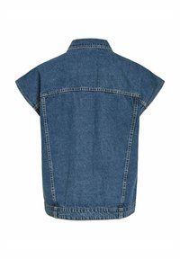 Denim bez piedurknēm jaka ar augstu apkakli, kurai ir neapstrādāti mali un brīvs siluets. Audums ir vidēji zils ar smalku tekstūru.