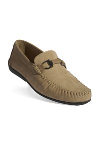 Tanfarbene Wildleder-Mokassin-Slipper mit dekorativen Nähten und einem dezenten Akzentband. Verfügt über eine flexible schwarze Gummisohle für besonderen Komfort.