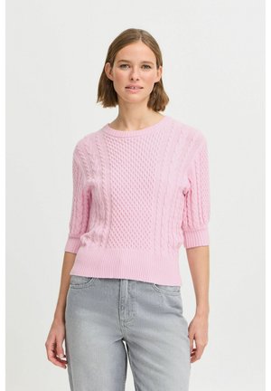 Helles rosa Kabelstrickpullover mit strukturiertem Muster, rundem Halsausschnitt und Dreiviertelärmeln. Der gerippte Saum sorgt für Stabilität.