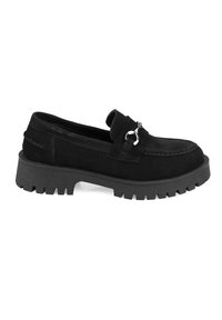 Zwarte suède loafers met een chunkyzwarte rubberen zool. Heeft een decoratieve band met een zilveren accent en stiksels langs de randen.