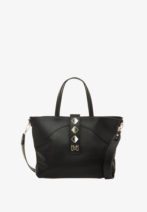 Bolso tote de cuero negro con dos asas superiores, una correa de hombro desmontable y un cierre frontal con acentos geométricos dorados.