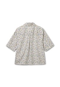 Korte mouwen shirt met een witte achtergrond en een klein blauw en paars bloemenpatroon, gezien vanuit de achterkant op een witte achtergrond.
