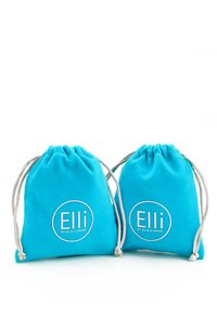 Turquoise audiniai raišteliai maišeliai su minkšta tekstūra, kurie turi apvalų logotipą su "Elli" ir "by Julie & Grace" baltu siuvinėjimu.