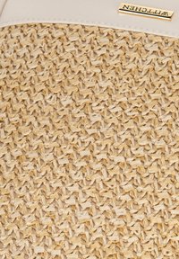 Bolso tejido beige con material de paja natural, que presenta un diseño texturizado y una forma rectangular. Incluye un acento de logo dorado en la parte superior.