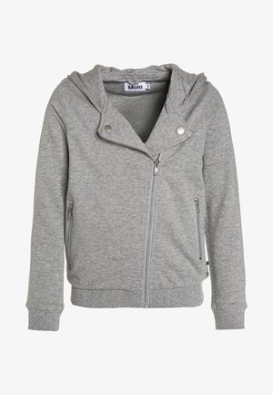 Szara bluza z kapturem, zapinana na zamek z przodu, z dodatkowymi napami. Posiada ściągacze na mankietach i u dołu, wykonana z miękkiego, teksturowanego materiału.