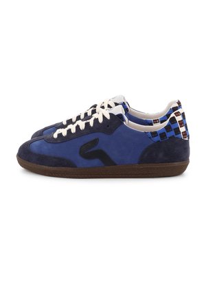 Paire de baskets basses bleu et marine avec des lacets blancs, des semelles marron, et un motif à carreaux bleu et marron sur le talon.