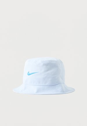 Bob blanc Nike avec logo Swoosh brodé en bleu clair, tissu doux et bord cousu, présenté sur fond uni.