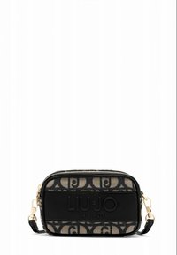Zwart-beige crossbodytas met een getextureerd logo en patrooncanvas, voorzien van goudkleurige hardware en een ritssluiting. Rechthoekige vorm.