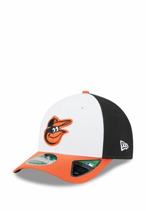 Casquette de baseball avec un devant blanc, des côtés noirs et une visière orange. Présente un logo des Orioles brodé sur le côté gauche.